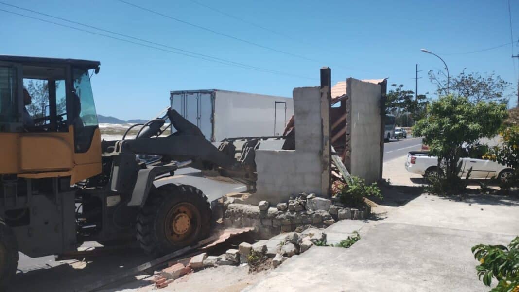 Construções irregulares são removidas em área do Parque Estadual da Costa do Sol, em Cabo Frio