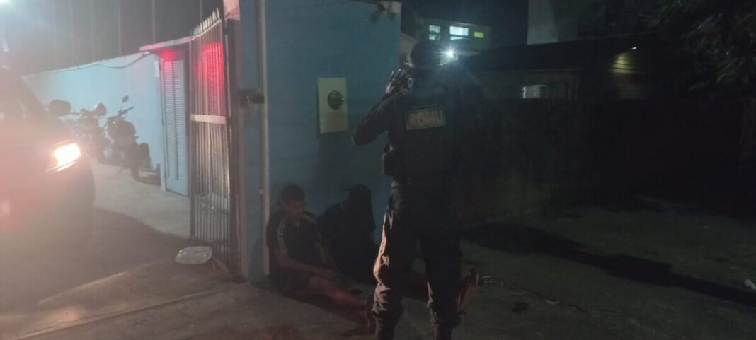 Guarda Civil de Cabo Frio identifica suspeitos com entorpecentes próximo à base da corporação