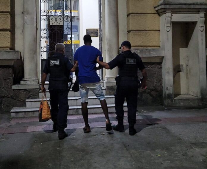 Preso em flagrante por furto em farmácia no Centro de Maricá