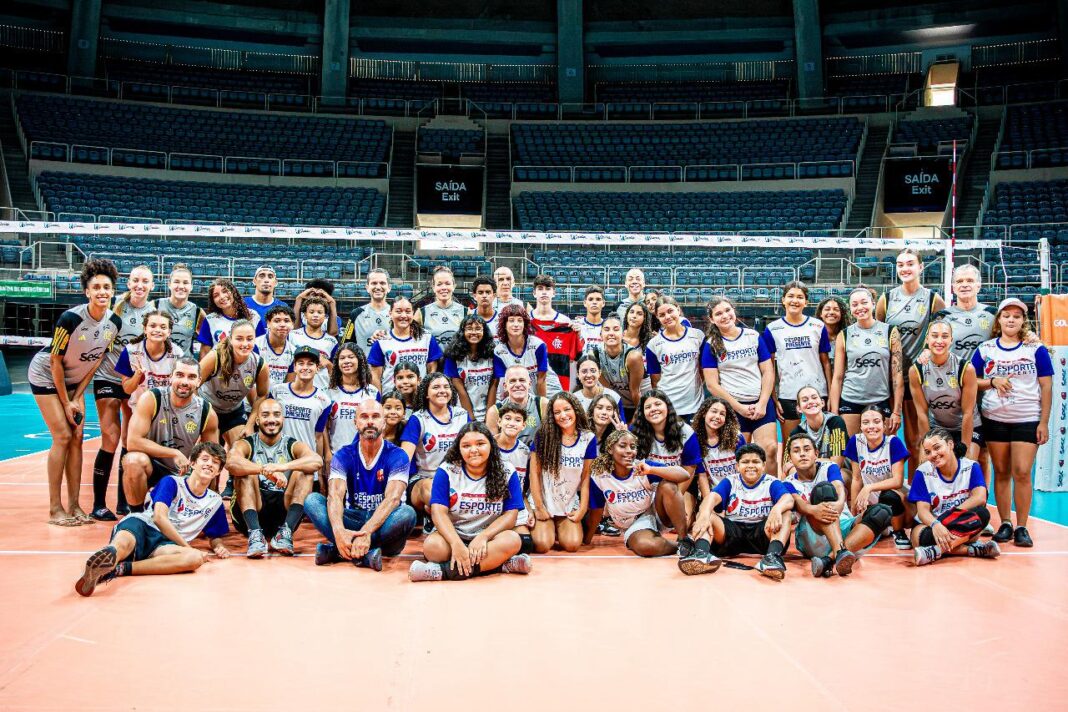 Projeto de Maricá “Ao Lado do Ídolo” leva 40 alunos de time do vôlei ao Maracanãzinho