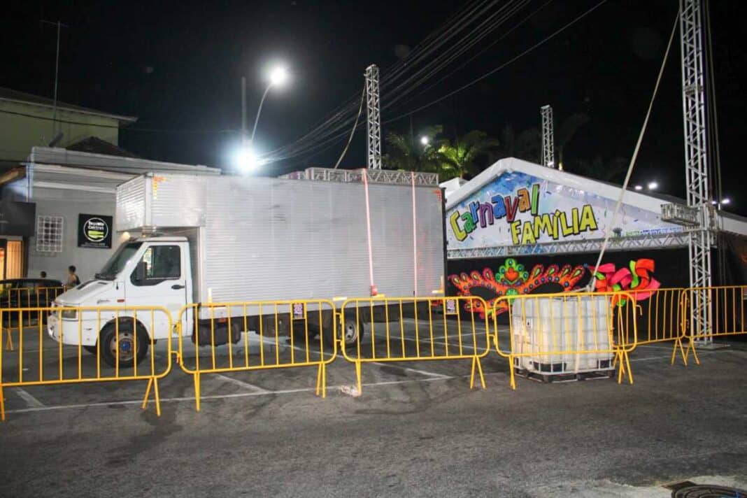 São Pedro da Aldeia inicia montagem de estrutura do Carnaval Família 2025