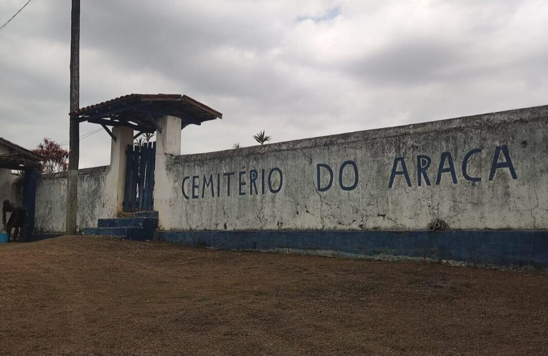Cemitério do Araçá, em Tamoios, passa por serviços de manutenção