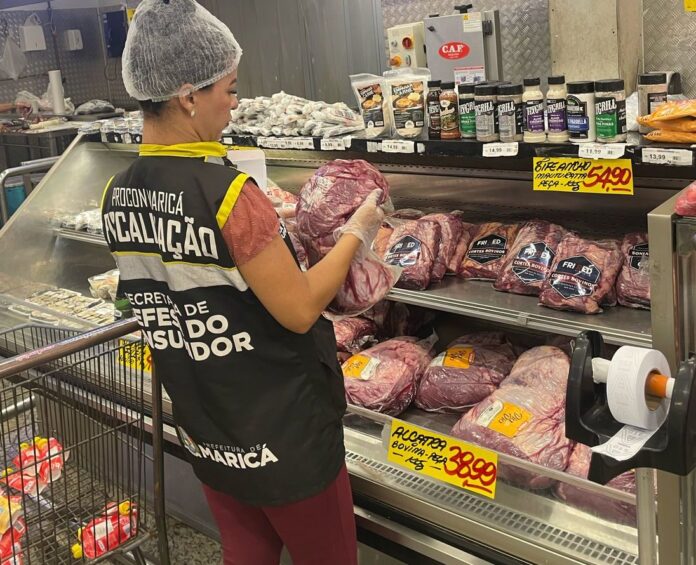 Defesa do Consumidor descarta quase 600 quilos de carnes impróprias para consumo
