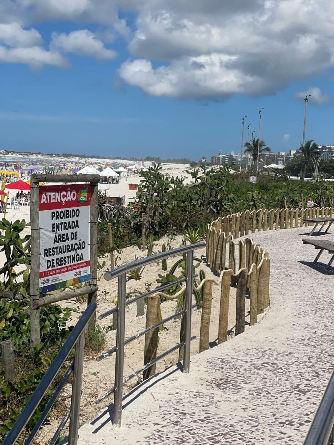 Instalação de cordas de sisal e ações de recuperação ambiental protegem a restinga na Praia do Forte
