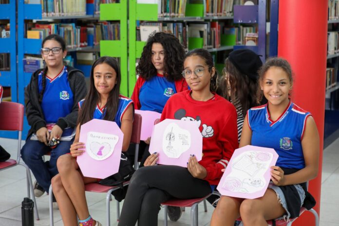 Maricá celebra o Dia Internacional da Poesia com jovens talentos da rede pública