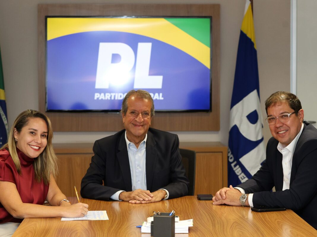 Prefeita de Araruama, Daniela Soares, se filia ao PL