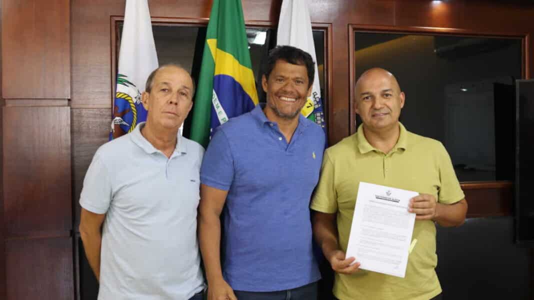 Prefeito Fábio do Pastel assina termo para instalação de centro de distribuição logístico