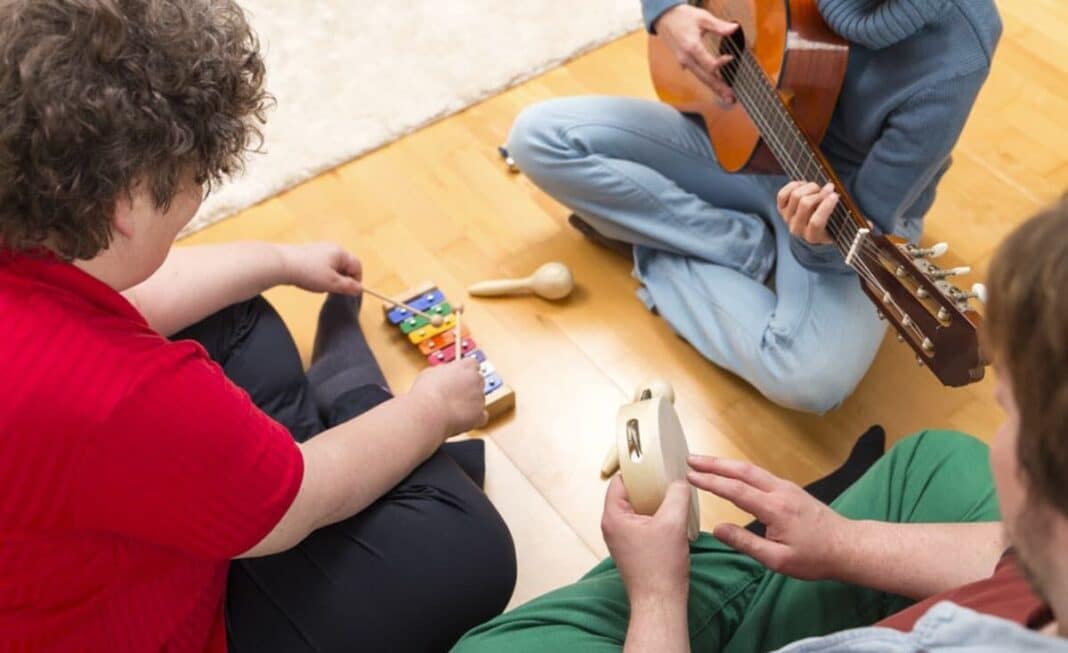 Prefeitura de Búzios promove projeto de Musicoterapia Parental para fortalecer laços familiares