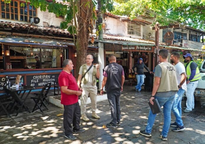 Prefeitura de Búzios realiza fiscalização ambiental para identificar e coibir ligações de esgoto em comércios no Centro