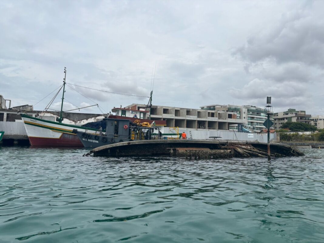 Prefeitura de Cabo Frio inicia retirada de embarcação naufragada no Canal do Itajuru