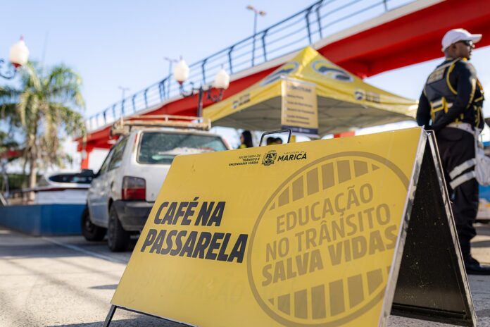 Prefeitura de Maricá promove ação educativa para incentivar uso correto da passarela e reduzir riscos de acidentes