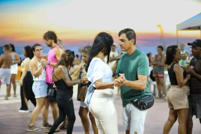 Prefeitura oferece música ao vivo, dança e feira na orla de Ponta Negra