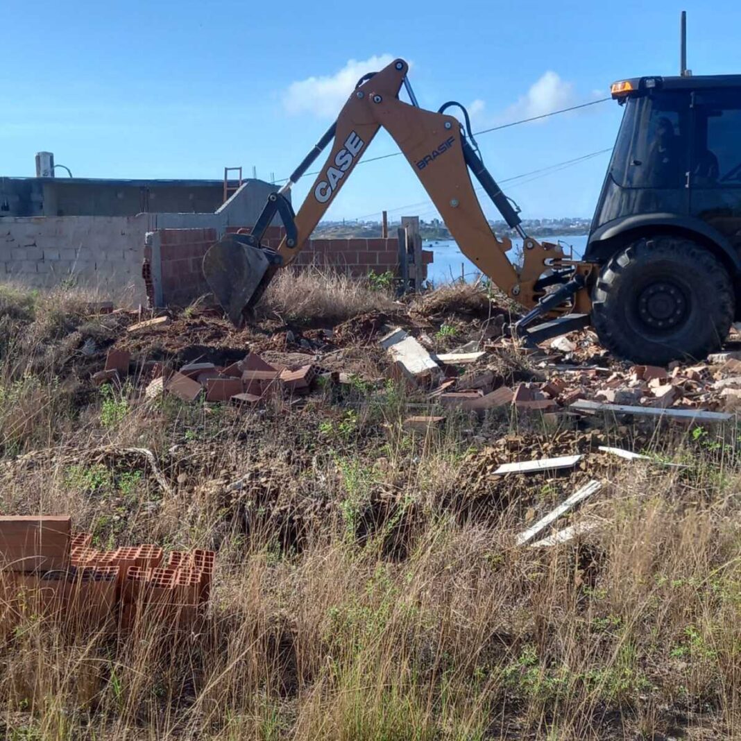 Prefeitura realiza demolição de imóvel irregular no bairro Baixo Grande
