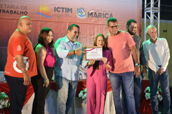 Qualifica Maricá entrega 841 certificados para alunos do 3º ciclo de 2024