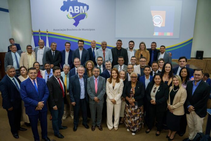 Quaquá assume a presidência da Associação Brasileira de Municípios