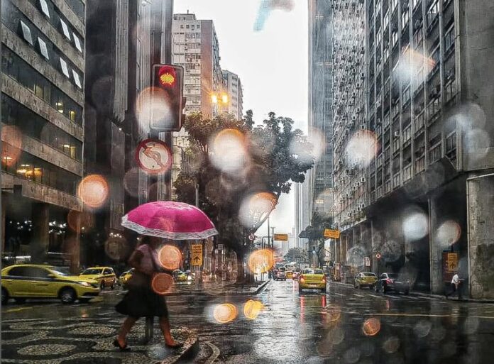 Rio segue com previsão de chuva para esta noite (20/03) | No fim de semana, temperaturas devem variar entre 35°C e 17°C 