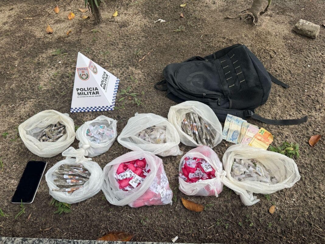 Adolescente é apreendido com mais de 300 porções de drogas em São Pedro da Aldeia