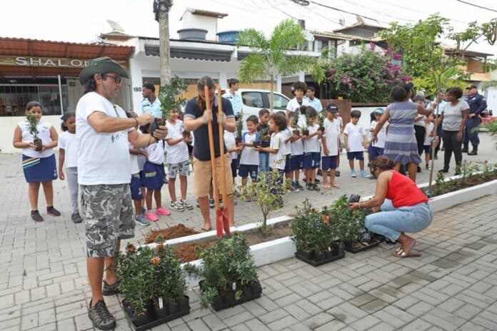 Alunos da Escola E. M. Ver. Emígdio Gonçalves Coutinho participam do plantio de árvores nos canteiros das ruas do Centro de Búzios