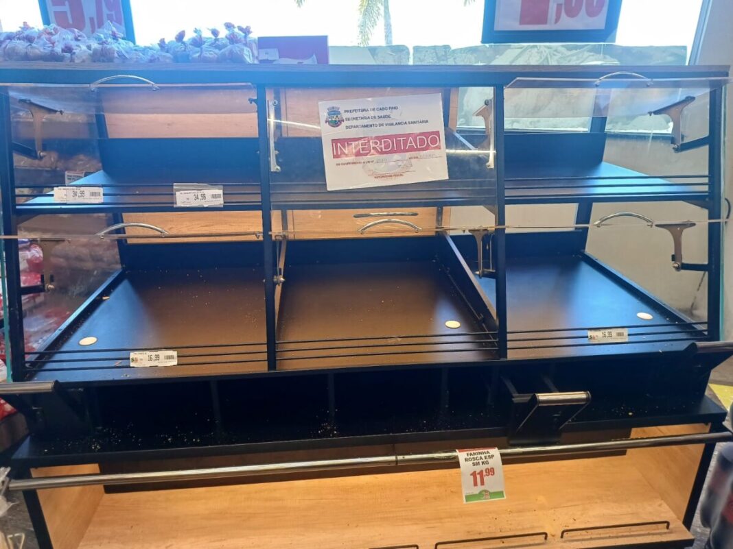 Após denúncia, fiscais da Vigilância Sanitária de Cabo Frio interditam padaria de supermercado em shopping