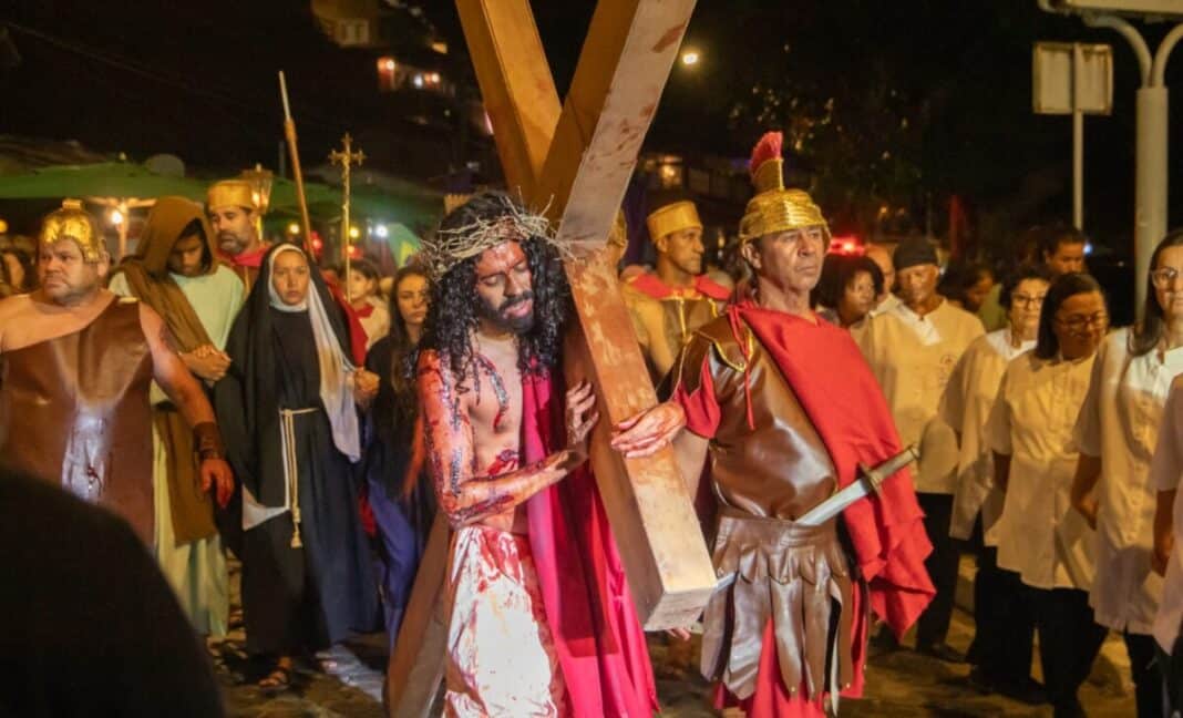 Búzios celebra os 25 anos da encenação da Via Sacra com sucesso de público e emoção