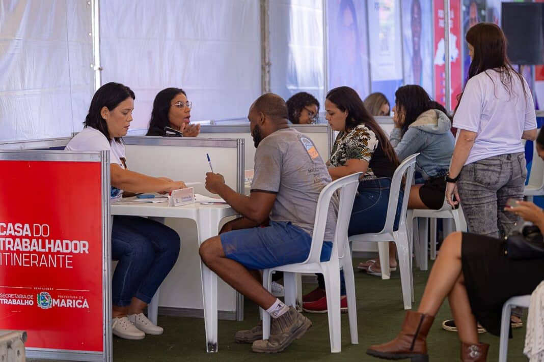 Casa do Trabalhador Itinerante ajuda moradores de Itaipuaçu com cadastramento de currículos e orientações para o mercado de trabalho