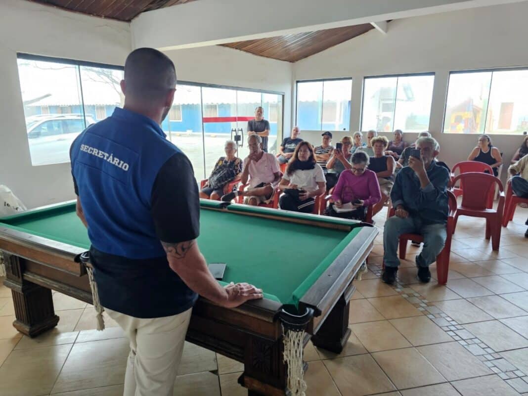 Comunidade do Foguete discute candidatura da praia ao selo Bandeira Azul