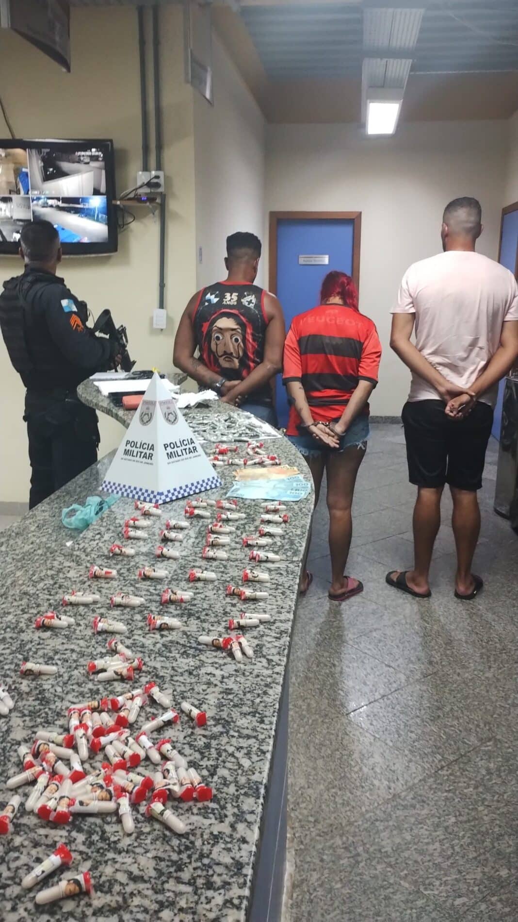 Dois são presos por tráfico de drogas em São Pedro da Aldeia