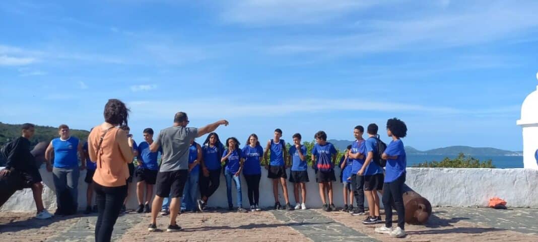 Estudantes da Escola Alfredo Castro exploram a história de Cabo Frio em aula-passeio educativa