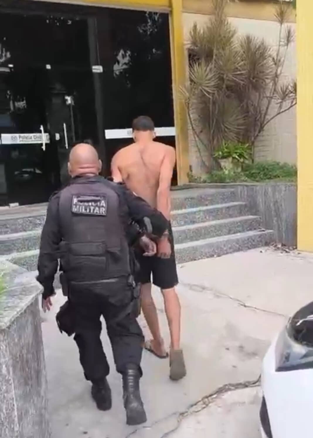 Foragido por homicídio é preso pela PM em operação no bairro Fazendinha, em Araruama