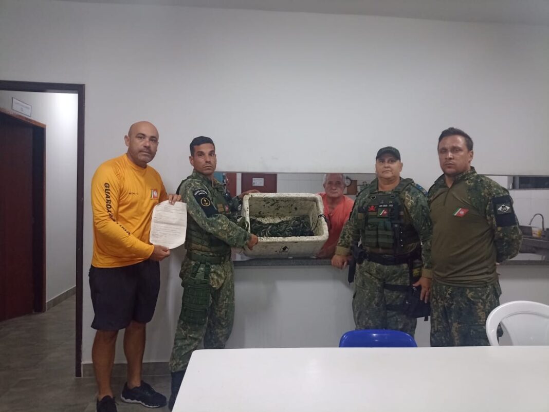 Guardas de Cabo Frio apreendem rede de pesca durante ronda do defeso na Lagoa de Araruama