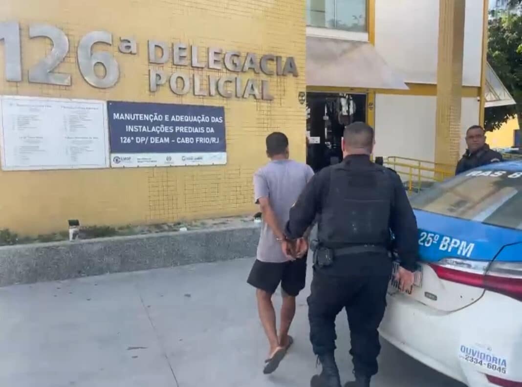 Homem com passagem por estupro é preso após furtar farmácia em Unamar