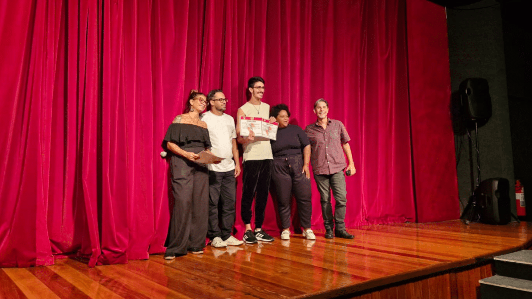 Instrutor da Escola de Artes Municipal é destaque no Festival Regional de Esquetes SATED-RJ 2025