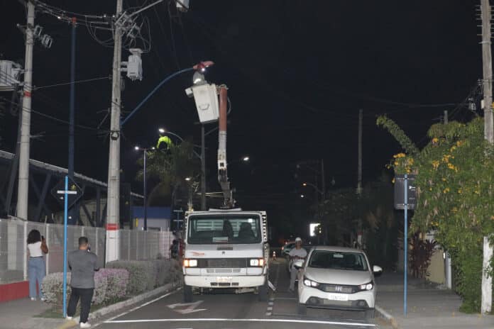 Maricá leva projeto de iluminação pública para ruas de Itaipuaçu