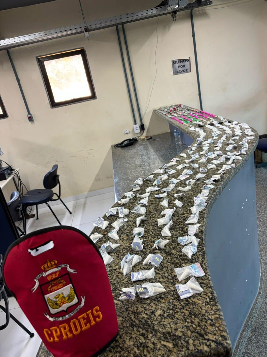 Polícia apreende drogas enterradas em área de mata em Búzios após denúncia anônima