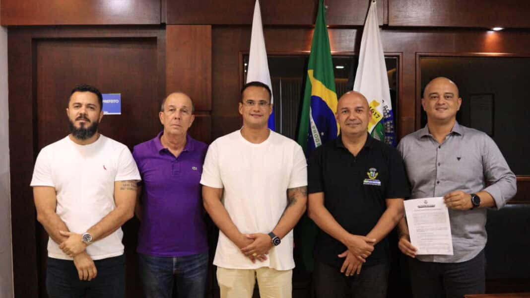 Prefeito Fábio do Pastel assina termo para instalação da primeira indústria de São Pedro da Aldeia