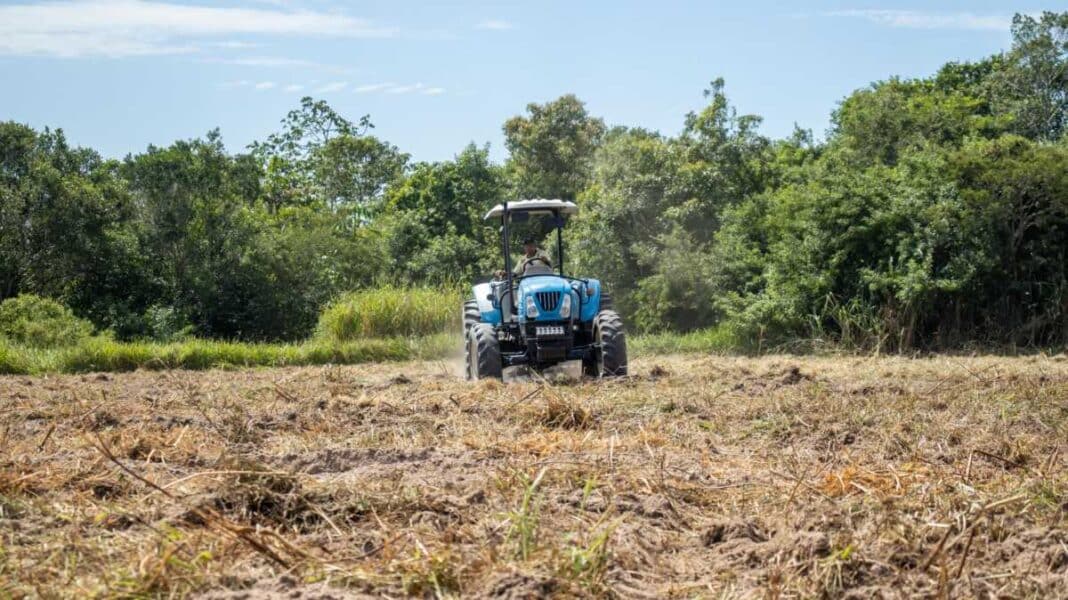 Prefeitura aldeense fortalece agricultura familiar com apoio para preparo de terra