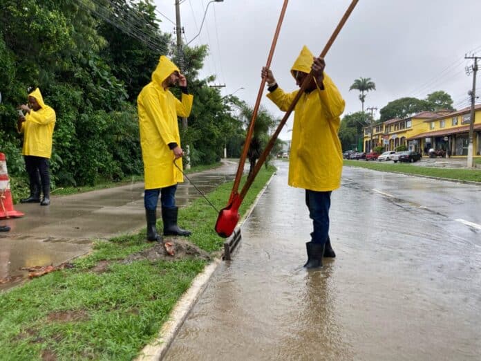 Prefeitura de Búzios mantém força-tarefa 24h nas ruas durante forte chuva