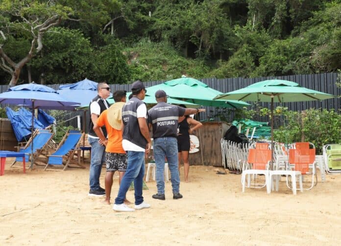 Prefeitura de Búzios realiza fiscalização de ordenamento na Praia da Tartaruga