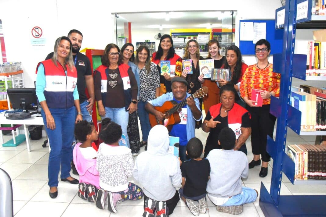 Prefeitura de Maricá promove atividade educativa na Biblioteca Municipal em homenagem ao Dia do Livro
