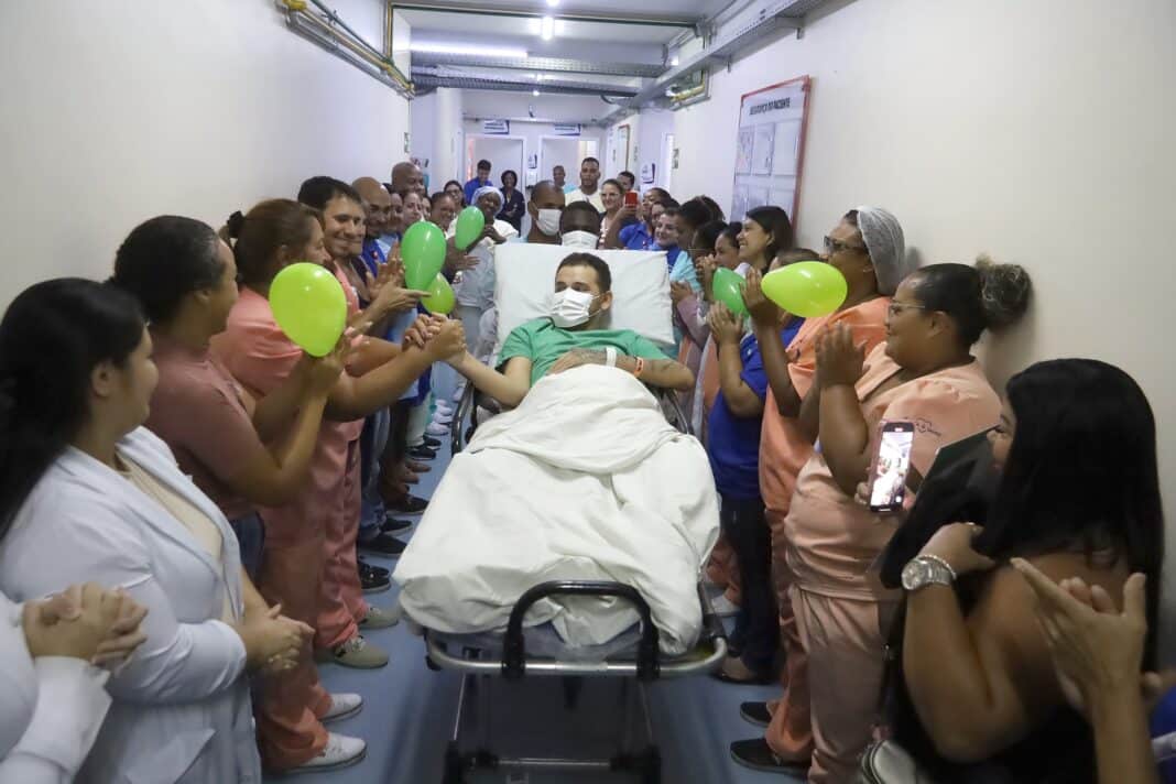 Projeto Pedido Especial celebra alta de paciente após longa internação no Hospital Conde Modesto Leal