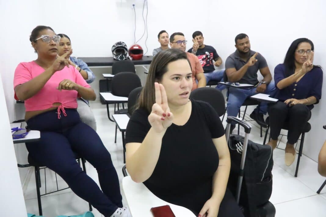 Secretaria de Saúde conclui capacitação dos profissionais em Libras