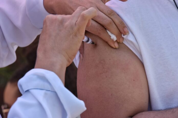 Vacina contra a gripe está disponível para trabalhadores da saúde a partir desta sexta-feira (11/04)
