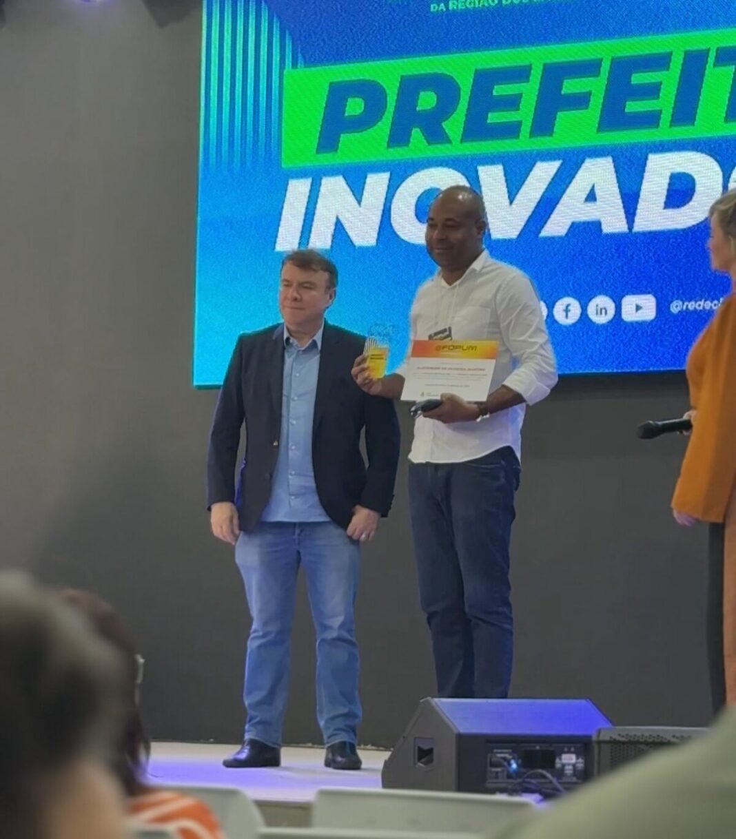 Alexandre Martins recebe título de Prefeito Inovador 2025 no Fórum de Cidades Digitais e Inteligentes