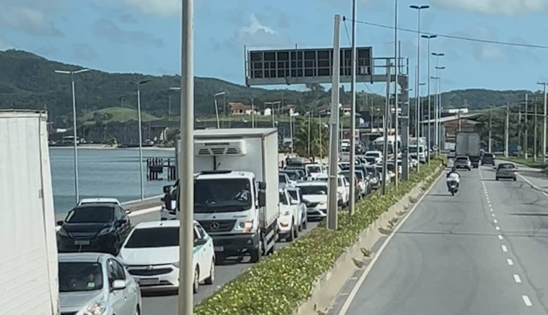 Aniversário de São Pedro da Aldeia causa engarrafamento na RJ-140 e transtornos para motoristas