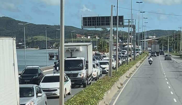 Aniversário de São Pedro da Aldeia causa engarrafamento na RJ-140 e transtornos para motoristas