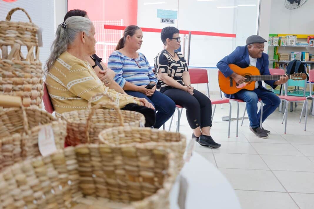 Artesã maricaense mostra seu trabalho na biblioteca municipal