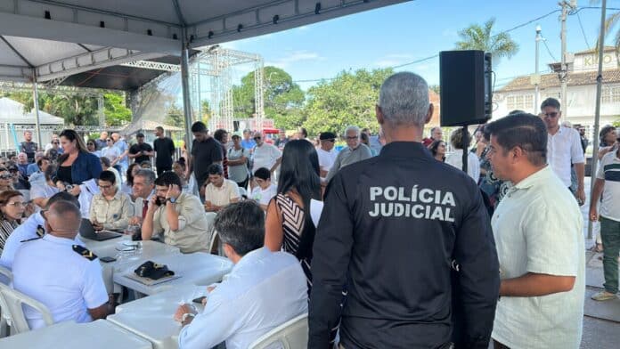 Audiência pública com participação da população na Praça Santos Dumont debate a regulamentação de cruzeiro em Búzios com foco na preservação ambiental