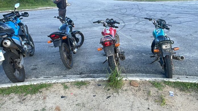 Bando é flagrado empinando motos adulteradas na RJ-106, em São Pedro da Aldeia