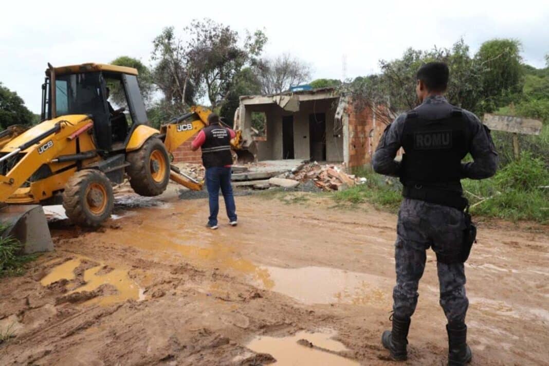 Búzios intensifica combate a ocupações ilegais e retira construções irregulares em áreas públicas