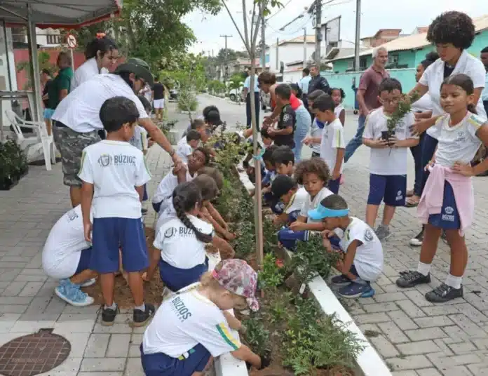 Búzios realiza plantio de árvores na Rua Manoel Turíbio de Farias com alunos da Escola E. M. Ver. Emígdio Gonçalves Coutinho nesta sexta-feira